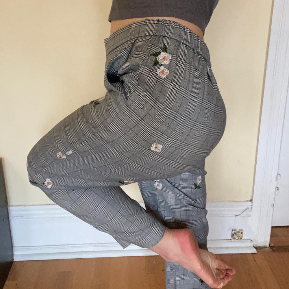 Flower embroidered gray plaid pants